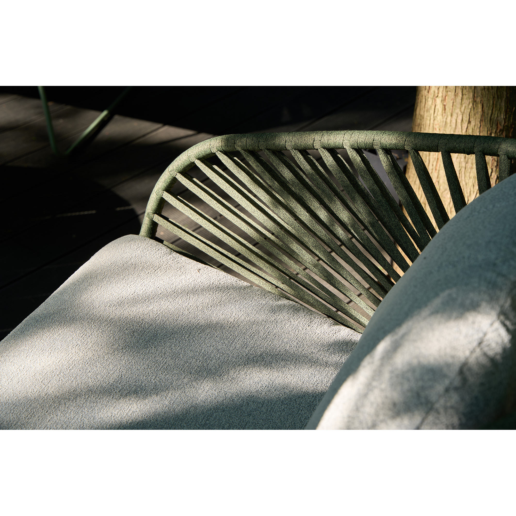 Elegáns prémium homok színű kültéri szőnyeg magas minőségű anyagának köszönhetően ellenáll esőnek, fagynak, napsütésnek, tisztán tartása egyszerű, mosószeres  vízzel törölje át, majd öblítse le. Nem igényel fokozott védelmet.